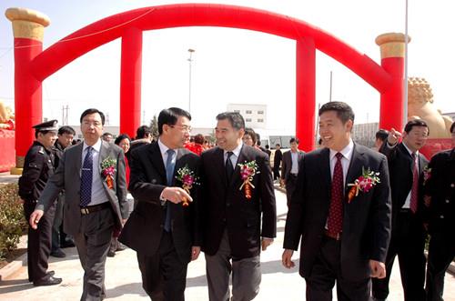 青岛市委常委、市委秘书长王鲁明，青岛市人大副主任、工商联主席徐航来公司视察工作